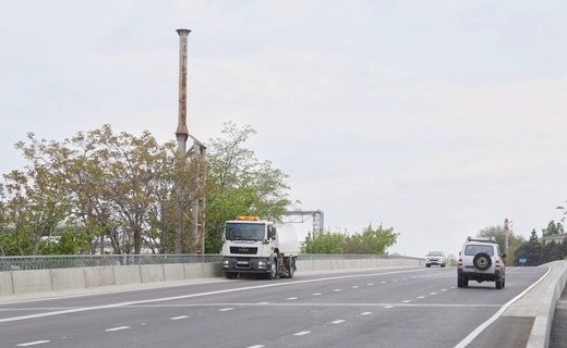 Движение по путепроводу полностью открыли в ночь на 27 апреля, после нанесения дорожной разметки