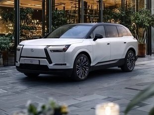 Компания Lexus представила новый трехрядный электрокроссовер TZ
