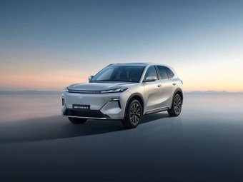 Geely раскрыла комплектации и стоимость новой версии технологичного гибридного кроссовера Geely EX5 для российского рынка