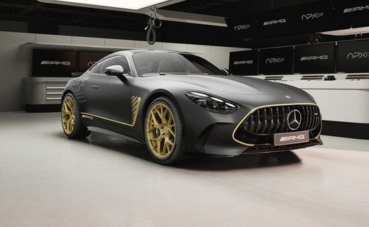 Компания Mercedes представила спецверсию купе AMG GT - APXGP Edition, посвящённую фильму о "Формуле 1" с Брэдом Питтом