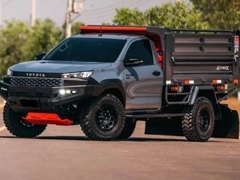 Toyota Hilux превратили в самосвал