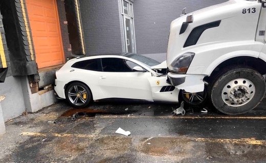 Уволенный дальнобойщик сел на грузовик Volvo и намеренно врезался в Ferrari GT4Lusso своего босса
