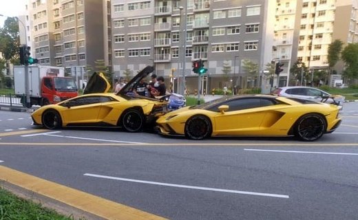 Курьёзное ДТП произошло в Сингапуре, где столкнулись практически идентичные Lamborghini Aventador