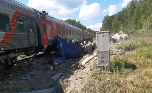 Происшествие с участием пассажирского железнодорожного состава и грузовика произошло в Калужской области