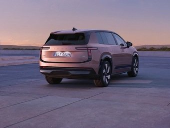 Skoda официально представила альтернативу кроссоверу Kodiaq - флагманский семиместный электрический паркетник Peaq