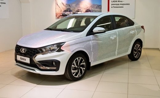 АвтоВАЗ выпустил музейный экземпляр Lada Iskra, на кузов которого нанесли фамилии сотрудников завода