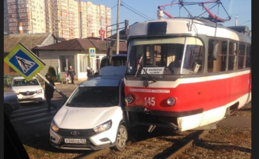 Вылетев на трамвайные пути на пересечении улиц Кропоткина и Калинина, автомобиль «Лада» столкнулся с 11-м вагоном