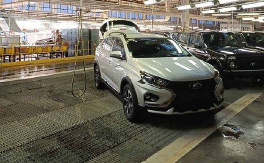 В сети появились фотографии новой модели АвтоВАЗа Lada Iskra в кузове универсал и в Cross-версии