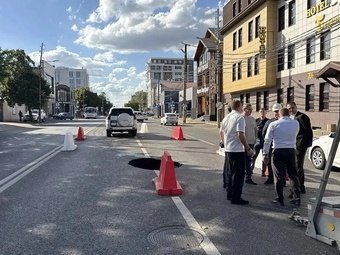 На улице Красных Партизан в Краснодаре ремонтируют повреждённый канализационный коллектор