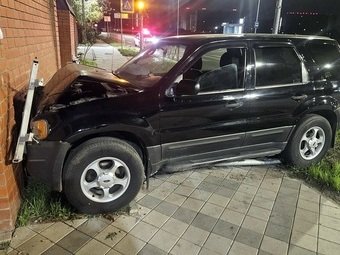 В Краснодаре внедорожник Ford врезался в забор, водитель погиб