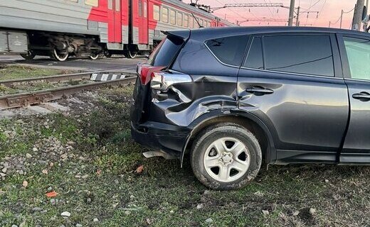 Столкновение легкового автомобиля и электропоезда произошло в Краснодаре на железнодорожном переезде станции Витаминный
