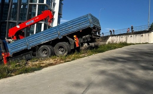 В Сочи 23 апреля произошло ДТП, в результате которого водитель погиб под колёсами собственного КамАЗа