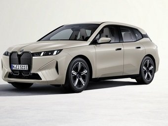 Компания BMW представила обновленный электрический кроссовер iX, который стал мощнее и дешевле