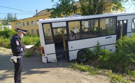 По предварительным данным, у спускавшегося с уклона автобуса "ПАЗ", который перевозил рабочих, отказали тормоза