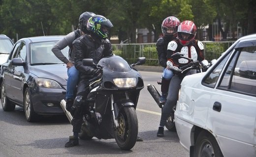 В Греции в парламент внесли поправки, запрещающие автозаправкам продавать бензин байкерам, которые передвигаются без шлема