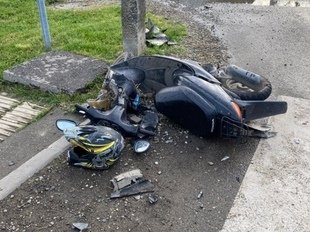 Под Краснодаром пострадали нарушивший ПДД мопедист и его пассажир