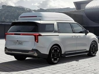 Роскошная версия Kia Carnival Hi Limousine впервые получила гибридную силовую установку