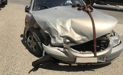 Авария с участием двух автомобилей и автобуса, в котором пострадали двое детей, произошла в Краснодаре 28 июня