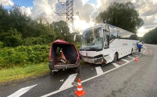 Два человека погибли при столкновении легковушки с автобусом на трассе М-4 «Дон»