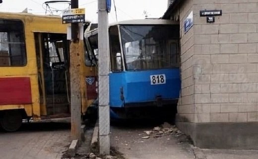 В Ростове трамвай, который буксировали на жёсткой сцепке, сошёл с рельсового полотна и врезался в тянущий вагон