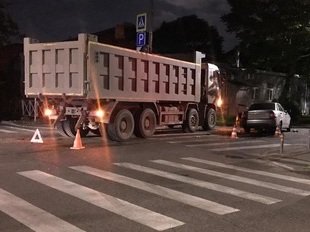 В Краснодаре три человека пострадали в ДТП с грузовиком