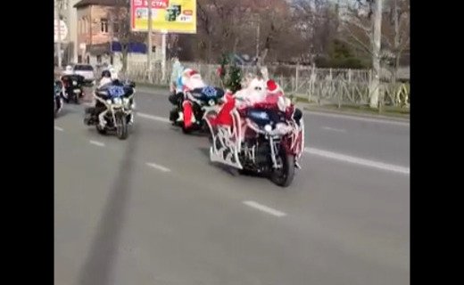 В столице Кубани сегодня, 11 декабря, прошёл традиционный мотопробег зимних волшебников