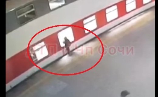 Инцидент произошёл на перроне вокзала в Сочи и был зафиксирован камерой наружного наблюдения