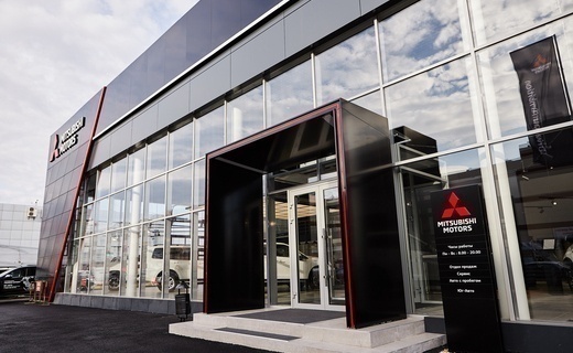 Новый центр приобрел внешний облик и интерьер в соответствие с новым глобальным дизайном Mitsubishi
