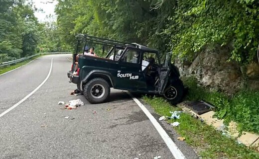 В Краснодарском крае 11 августа внедорожник с туристами врезался в скалу - пострадали девять человек, возбуждено уголовное дело