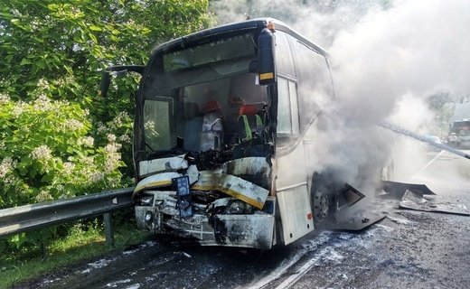 Из-за отказа тормозов один из автобусов врезался во впередиидущий, после чего произошло возгорание