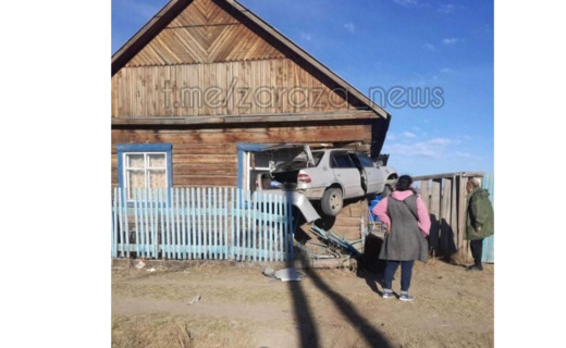 Утром 19 апреля 2021 года в бурятском селе Сужа легковой автомобиль врезался в жилой одноэтажный дом