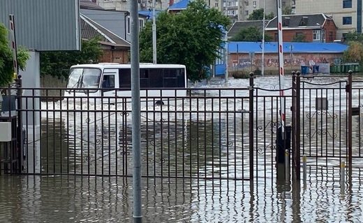 В Краснодаре из-за дождя, который начался в воскресенье 26 июня и закончился 27 июня, подтопило 62 придомовых территории
