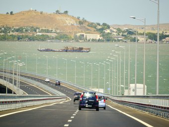 Крымский мост: со стороны Керчи в очереди на досмотр — 306 авто, со стороны Тамани находится 400