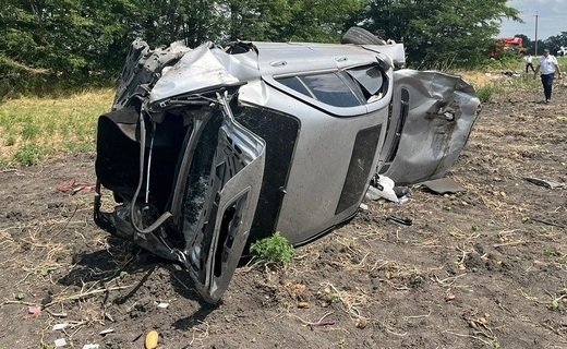 В Калининском районе Краснодарского края автомобиль Mercedes вылетел с трассы и перевернулся - погибли водитель и пассажир