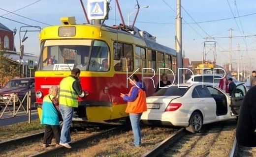 На пересечении улиц Калинина и Герцена столкнулись трамвай №11 и вылетевший на рельсы автомобиль Mercedes