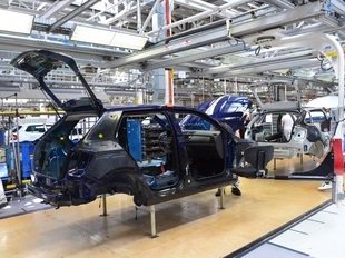 Производство легковых автомобилей в России упало на 9,6%