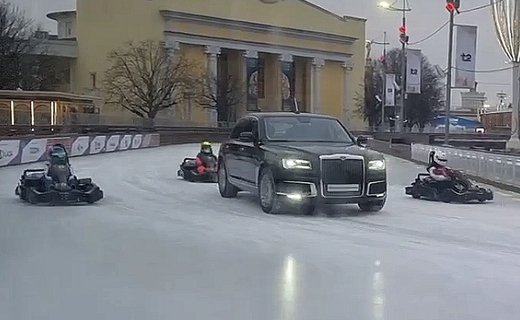 В Москве очевидцы сняли необычный кортеж из Aurus ФСО и четырех картов