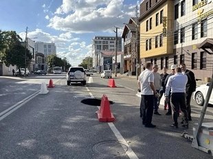 На улице Красных Партизан в Краснодаре ремонтируют повреждённый канализационный коллектор
