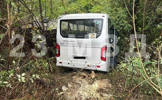 Авария с участием автобуса и иномарки произошло в Сочи 6 ноября на автодороге "Джубга - Сочи"