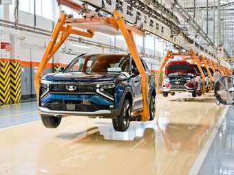 25 сентября 2026 года на основной линии конвейера АО «АВТОВАЗ» начался серийный выпуск нового флагманского кроссовера LADA Azimut