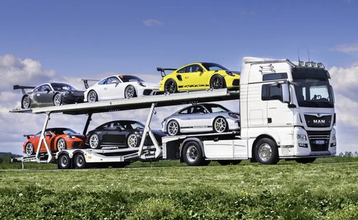 Аукционный дом RM Sotheby's объявил о торгах, на которых выставят автовоз  с шестью спорткарами Porsche 911