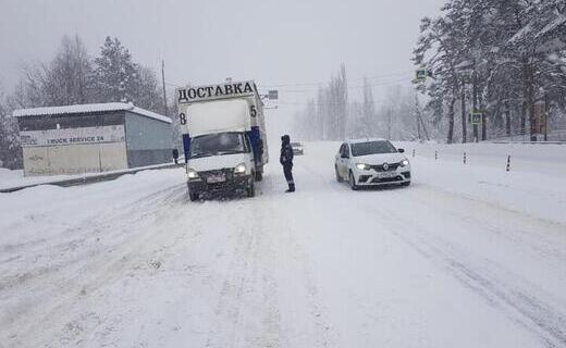 Ранее сообщалось о закрытии этого и ещё нескольких участков на Кубани для грузовых машин в связи с погодными условиями