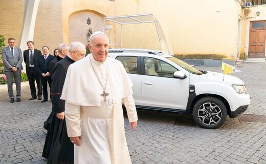 Румынская компания Dacia сделала особую версию внедорожника для Папы Римского
