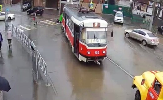 В Краснодаре утром 28 декабря на пересечении улиц Горького и Дмитриевская Дамба с рельсов сошёл трамвай маршрута №7