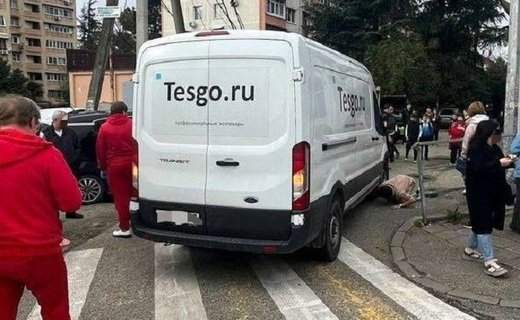 На улице Макаренко в Сочи водитель фургона Ford Transit, двигаясь задним ходом, сбил и переехал женщину-пешехода