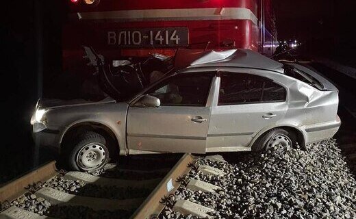 В республике Крым пассажирский поезд протаранил легковой автомобиль Skoda, погибли двое взрослых и двое детей