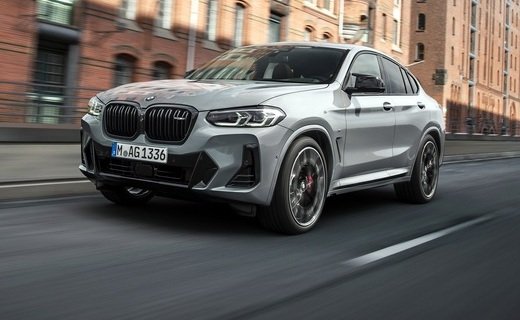 Обновлённый BMW X3 доступен по цене от 4 340 000 рублей, а обновлённый BMW X4 - от 4 660 000 рублей