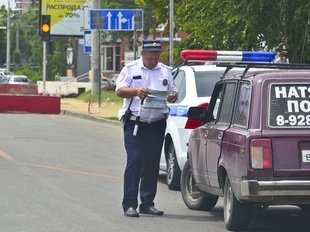 В МВД пообещали отменить штрафы за парковку в очередях на АЗС