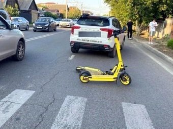 В Краснодаре подросток на электросамокате нарушил ПДД и попал под машину