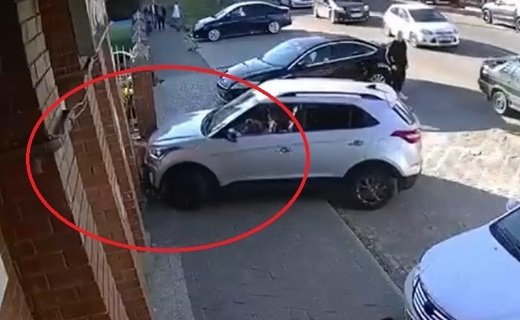 Пользователи соцсетей в комментариях заявили, что автоледи перепутала педали